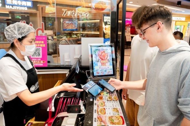 支付寶“碰一下”支付風(fēng)靡年輕群體，日用品零售場(chǎng)景應(yīng)用加速